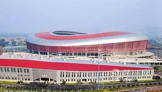 白天看起来像北京的鸟巢,晚上看起来像奥体中心水立